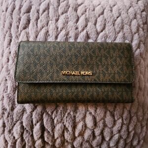 Michael Kors Jet Set Large Logo Trifold Wallet